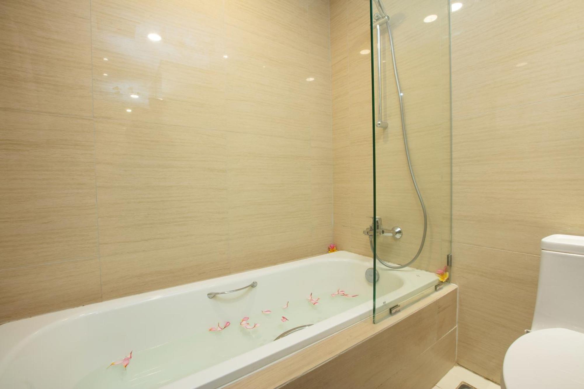 Louis Kienne Cikarang Hotel & Service Apartment Bekasi Esterno foto